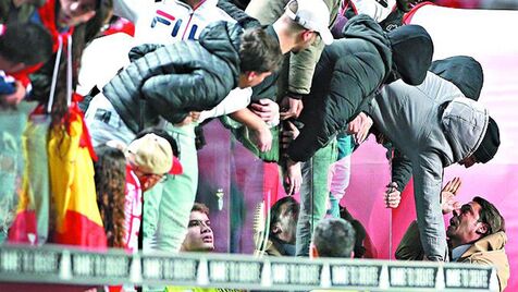 «Vocês são uma vergonha»: cânticos, lenços brancos, aplausos e Rui Costa a acalmar as hostes na Luz