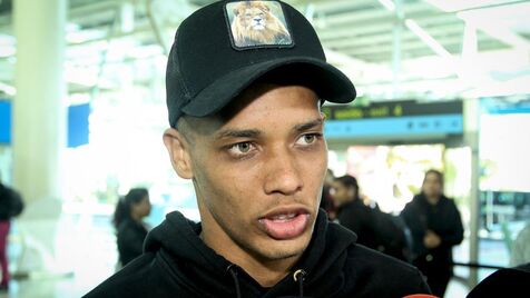 Pedrinho chega a Lisboa para reforçar o Benfica e um pormenor no boné não passa despercebido