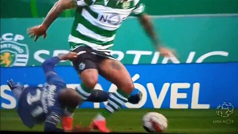 Insólito: Wendel ficou com os genitais à mostra após jogador do Aves lhe puxar os calções