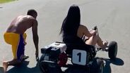 O duelo do ano: Douglas Costa contra um kart (pilotado pela mulher)