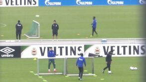 Schalke 04 voltou aos treinos no relvado... sem contacto entre jogadores