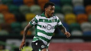 Wendel doa camisola que será leiloada para ajudar instituições no Brasil