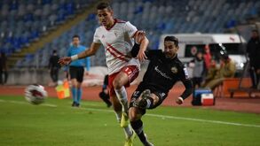 Tarcísio ajuda até a lateral