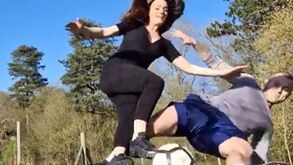 Wilshere e um carrinho... à mulher: jogador do West Ham não dá abébias