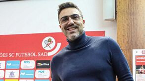 Jorge Moreira oferece lembranças a associado em altura da Páscoa