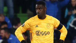 Besiktas quer ficar com Varela