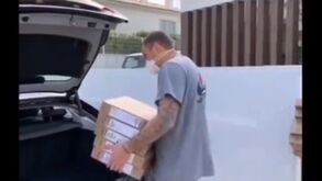 Seferovic entrega computadores para crianças estudarem em casa