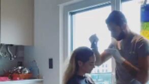 Rui Patrício veste a pele de cabeleireiro e pinta o cabelo à mulher