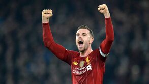 Capitão do Liverpool em três fases: ignorado, odiado e respeitado