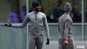 Barcelona dá dois jogadores a Mourinho para ter Ndombélé