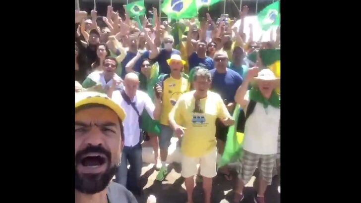 «Bora trabalhar»: cidadãos brasileiros juntam-se em manifestação contra... o isolamento social