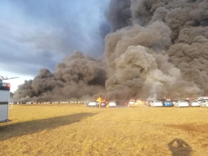 Incêndio em parque de estacionamento no aeroporto da Florida destrói mais de 3500 carros alugados