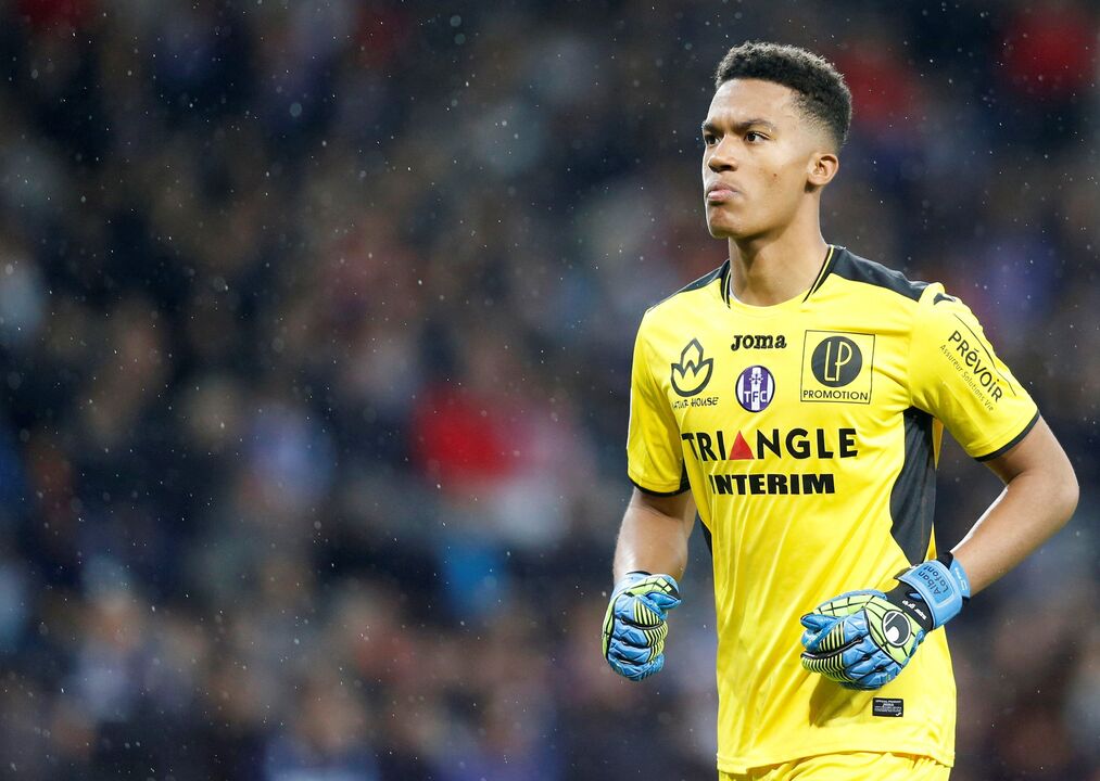 34. Alban Lafont - Um dos guarda-redes mais promissores dos últimos tempos. Atualmente, representa os franceses do Nantes por empréstimo da Fiorentina, que ainda acredita no talento deste guardião de 21 anos, com 1,93 metros.