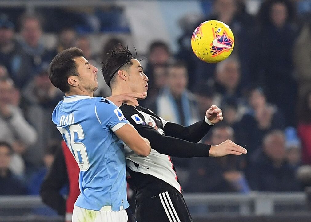 Stefan Radu [na foto] e Francesco Acerbi (Lazio): 21 golos sofridos em 27 jogos