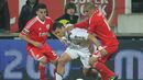 Gaitán e Maxi Pereira tentam travar o brasileiro Toscano