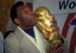 1. Pelé - Muito provavelmente a escolha mais polémica de toda esta lista. Pela seleção do Brasil, Pelé conquistou três Mundiais de futebol, em 1958, 1962 e 1970. Santos e New York Cosmos foram os dois clubes que conheceu durante toda a sua carreira enquanto jogador. Ao todo, estima-se que marcou 767 golos ao longo do seu percurso.