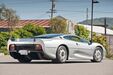 Ainda em 2000, opta por um exclusivo Jaguar XJ 220, um dos super carros mais exclusivos naquela época.