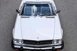 Em 1989, brindou-se com um Mercedes 560 SL branco.