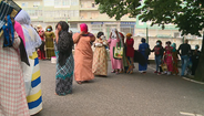 Centenas de carenciados esperam por comida em fila de vários quilómetros na Amadora sem garantir distância social