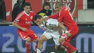 Gaitán e Maxi Pereira tentam travar o brasileiro Toscano