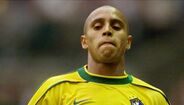 3. Roberto Carlos - Considerado por muitos um dos melhores laterais-esquerdos da história do futebol brasileiro, Roberto Carlos entra diretamente para o top-3 de jogadores mais sobrevalorizados da história do desporto-rei. Um Mundial, em 2002, e três Ligas dos Campeões (1997/98, 1999/00 e 2001/02) foram algumas das suas conquistas ao longo do seu percurso como jogador.