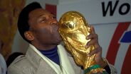 1. Pelé - Muito provavelmente a escolha mais polémica de toda esta lista. Pela seleção do Brasil, Pelé conquistou três Mundiais de futebol, em 1958, 1962 e 1970. Santos e New York Cosmos foram os dois clubes que conheceu durante toda a sua carreira enquanto jogador. Ao todo, estima-se que marcou 767 golos ao longo do seu percurso.