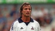 2. David Ginola - Este antigo extremo francês com passagens pelo futebol francês (Toulon, RC Paris, Brest Armorique e Paris Saint-Germain) e inglês (Newcastle, Tottenham, Aston Villa e Everton) surge na 2.ª posição da lista. Em 402 jogos realizados durante a carreira, apontou 67 golos e 14 assistências.