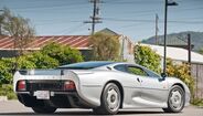 Ainda em 2000, opta por um exclusivo Jaguar XJ 220, um dos super carros mais exclusivos naquela época.