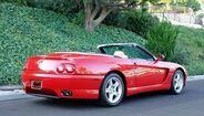 “Não sabia conduzir um Ferrari”, explicando que engrenou a marcha-atrás por engano. “O carro atravessou a montra de uma loja. Foi a minha detenção favorita!”, explicou em 2014 numa entrevista.