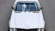 Em 1989, brindou-se com um Mercedes 560 SL branco.