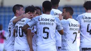 Três interessados à espera