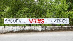 «Agora o vírus é outro»: Super Dragões deixaram mensagens com recados à saída do Olival