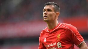 Defesa do Liverpool ataca Bill Gates e defende teoria da conspiração sobre a pandemia