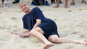 Wenger: 'Professor' que proibiu batatas fritas e tem um asteroide despediu-se há dois anos