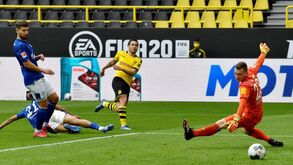 Raphaël Guerreiro marcou no regresso da Bundesliga: veja o golo do português