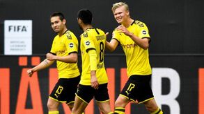 Borussia Dortmund goleia Schalke 04 com dois golos de Raphaël Guerreiro