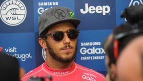 Surfista Filipe Toledo responde aos leitores de Record a partir das 18 horas