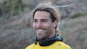 Alex Botelho surfa a primeira onda três meses depois do susto na Nazaré
