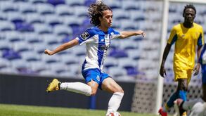 Treino conjunto do FC Porto com a equipa B até teve direito a equipamentos oficiais