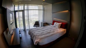 Benfica 'isolado' no Seixal: as imagens do quartel-general das águias