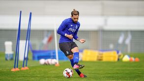 Sem acordo com o Paris SG por Alex Telles