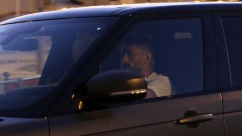 Jogadores do Benfica chegam ao Seixal para estágio: os carros e o visual de Pizzi que chamaram a atenção