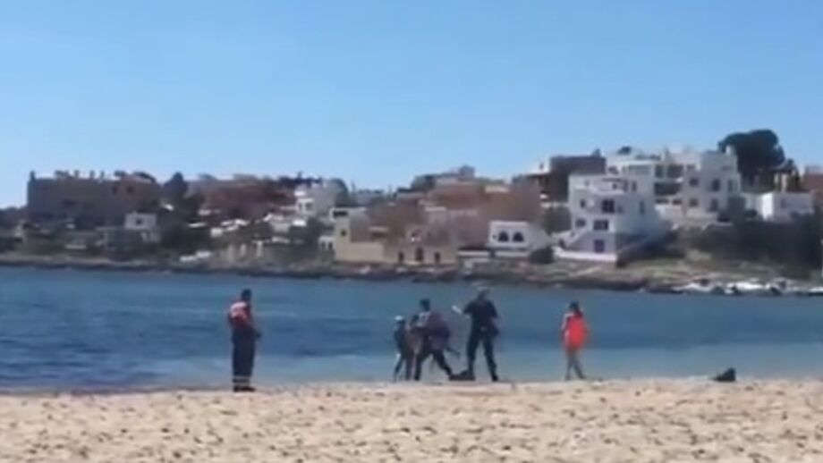 Cena surreal em Ibiza: três detidos por desobediência e tentativa de afogamento de um polícia