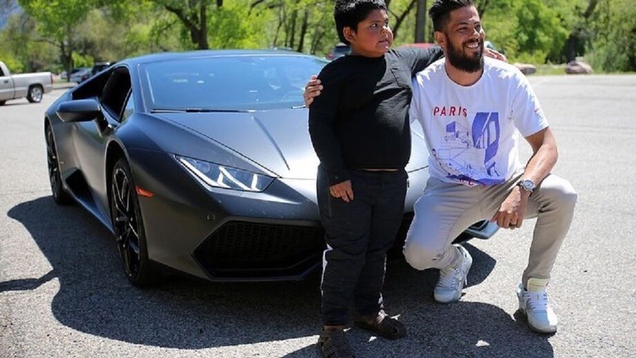 Miúdo de cinco anos apanhado a guiar SUV ganha 'boleia' de Lamborghini