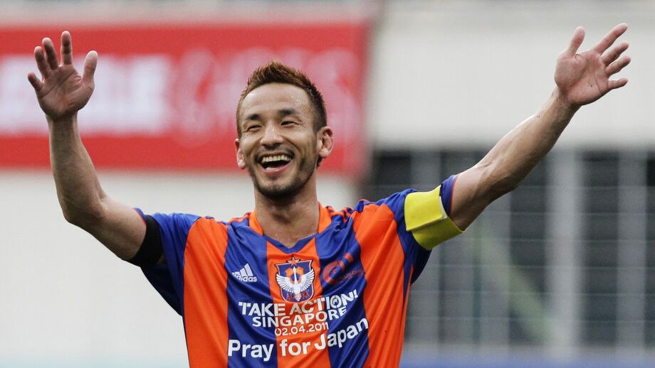 9. Hidetoshi Nakata - Com uma extensa carreira em Itália, este médio criativo japonês, agora com 43 anos, distinguia-se pelo seu estilo de passe e pela habilidade que tinha com os dois pés.