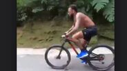 Neymar mostra-se em tronco nu a acelerar em bicicleta