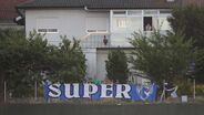 Uma 'bancada' alternativa à beira de um quintal: como os Super Dragões apoiam o FC Porto na Aves