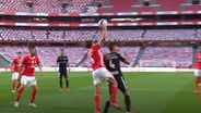 Benfica aponta para 'penálti forçado' neste lance