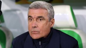 Dois autocarros, máscaras e luvas: Luís Castro explica medidas da retoma na Ucrânia