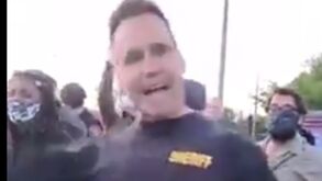 Onda de aplausos para gesto inesperado de xerife em protesto pela morte de George Floyd